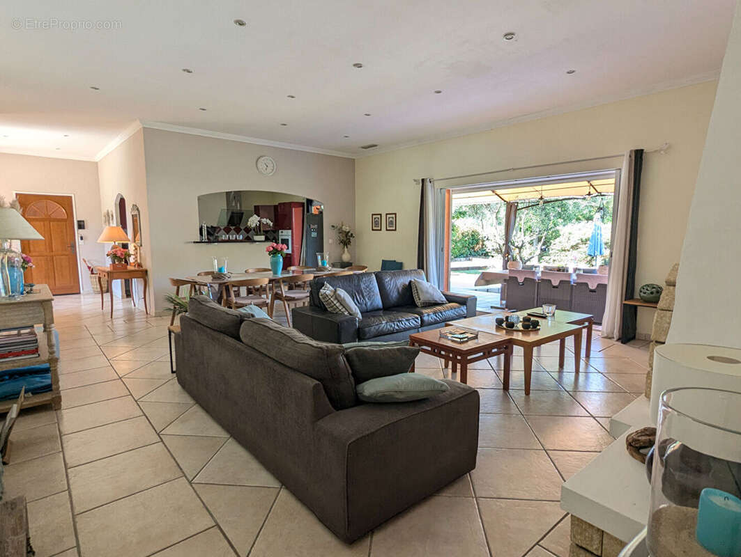 SALERNES, villa de plain-pied, 180 m², garage, piscine, au calme. - photo 4