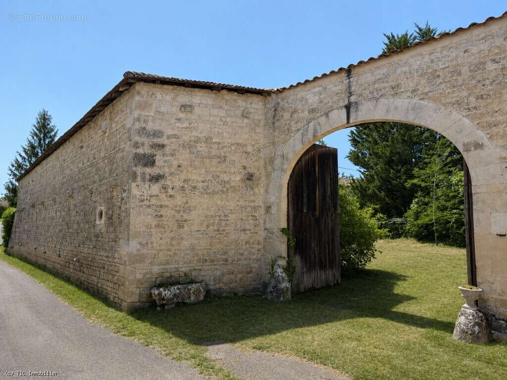 Belle Maison Sur Un Parc de 4843m² Avec Piscine - photo 5