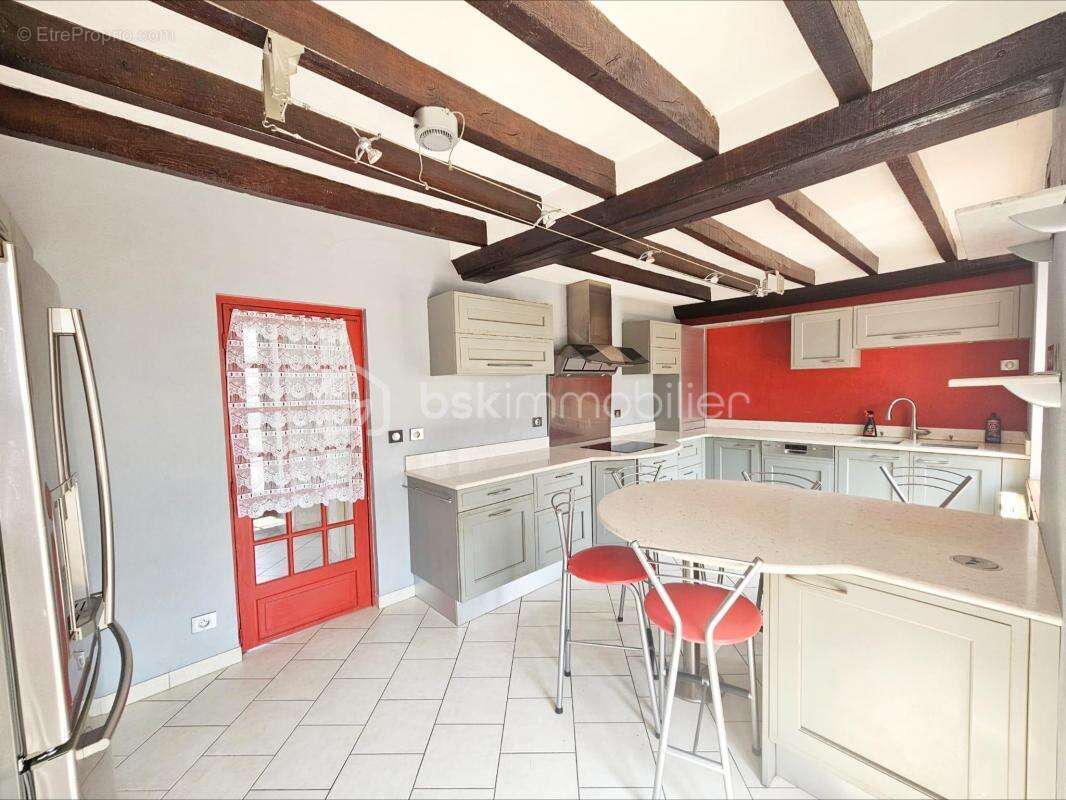 EXCEPTIONNELLE : Charme, espace et fort potentiel - 4 chambres dont une suite parentale - Piscine chauffée - Dépendances aménage - photo 9