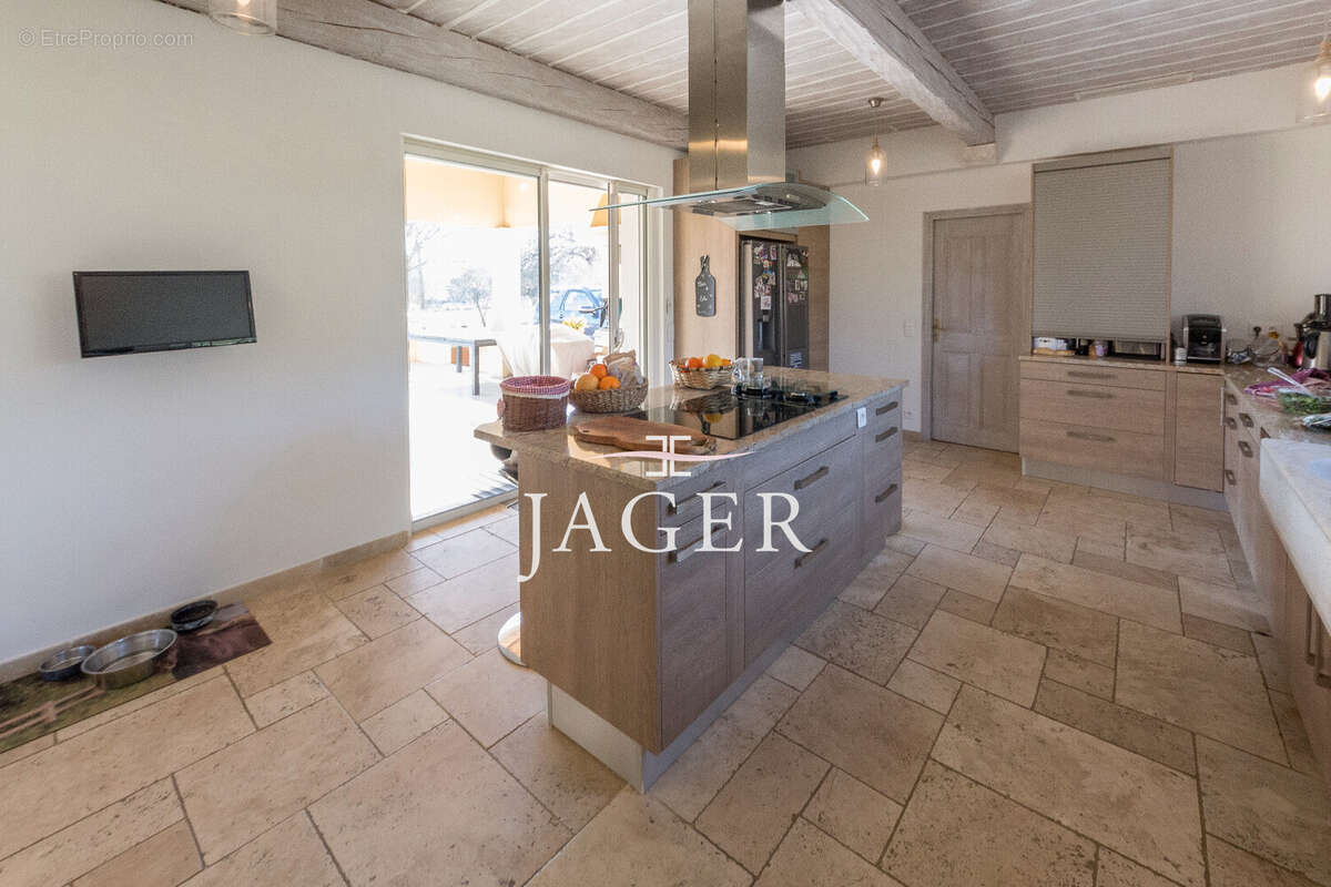 Maison 400 m² à Grimaud  - photo 8