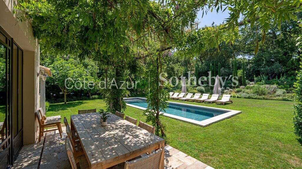 Saint-Tropez : Ensemble de deux villas avec piscines à vendre à proximité du centre - photo 6
