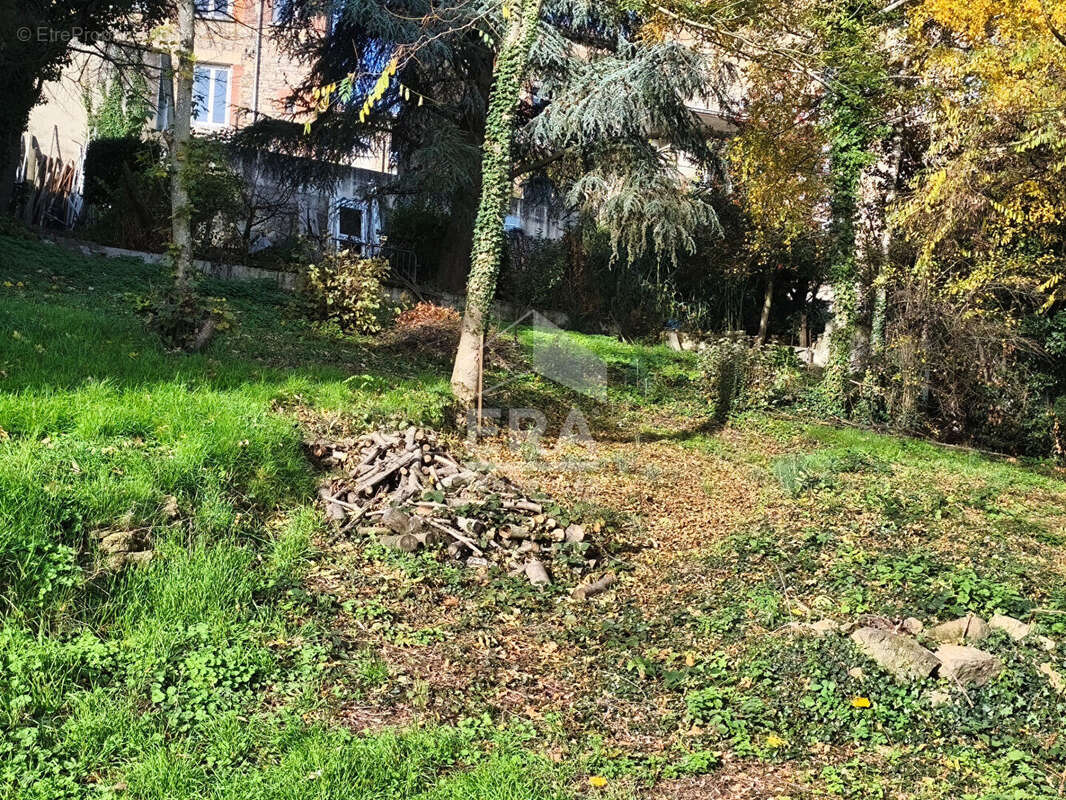 Terrain à SAINT-JEAN-BONNEFONDS