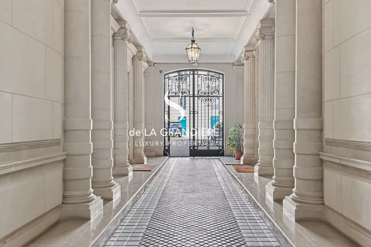 Appartement à PARIS-16E