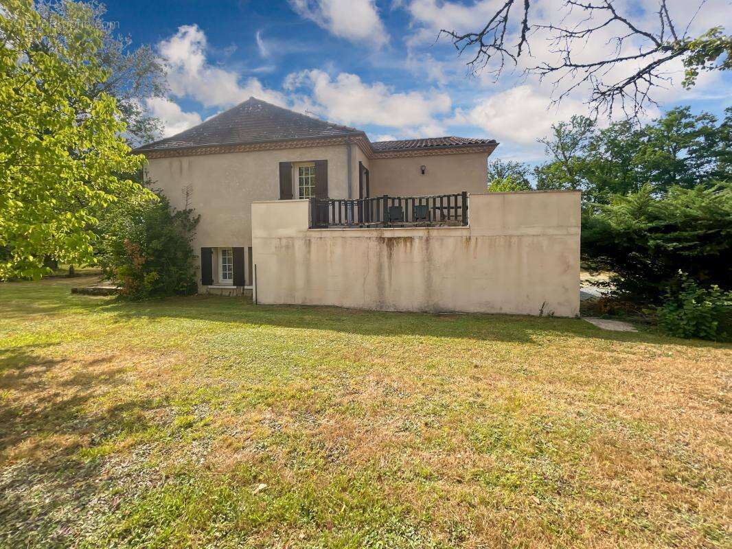  Maison familiale de 188 m² – De beaux volumes et un énorme potentiel ! - photo 6
