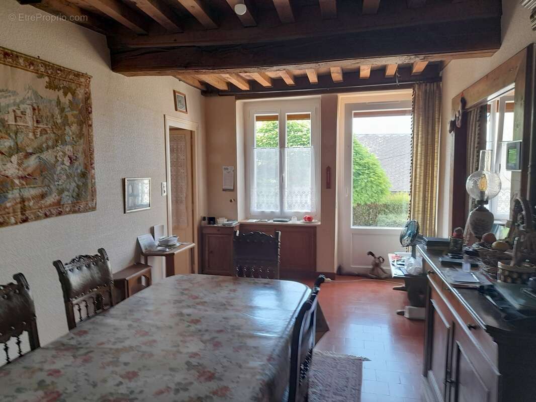 Maison à Cussy en Morvan  de 136 m2 - 8 pièces - diverses dépendances - terrain 1182 m2 - photo 2