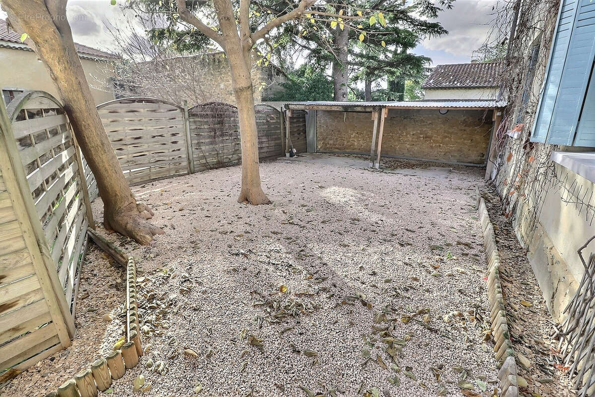 Appartement à ENTRAIGUES-SUR-LA-SORGUE