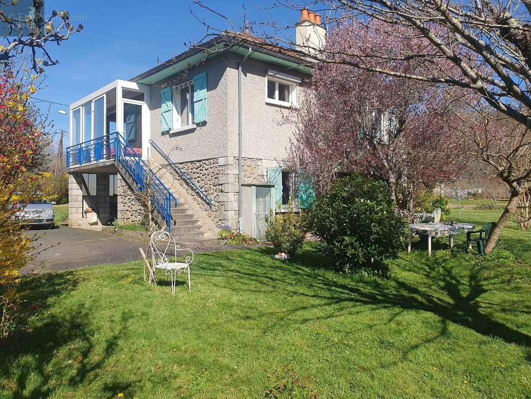 Maison à SAINT-ETIENNE-DE-MAURS