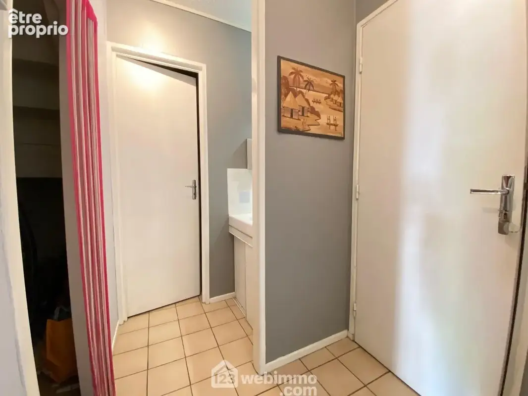 voici l'accès au wc indépendant du rez de chaussée et à l'espace buanderie et garage
