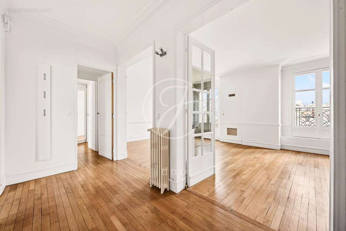 Appartement à PARIS-16E