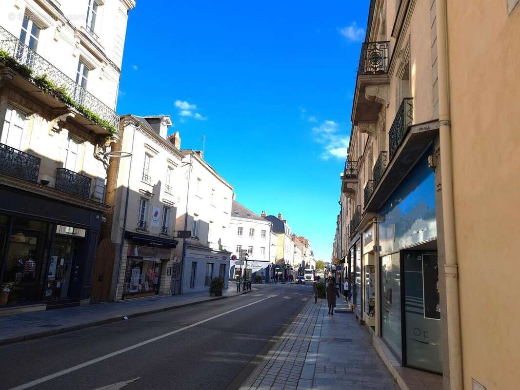 Photo 3 - Commerce à LAVAL