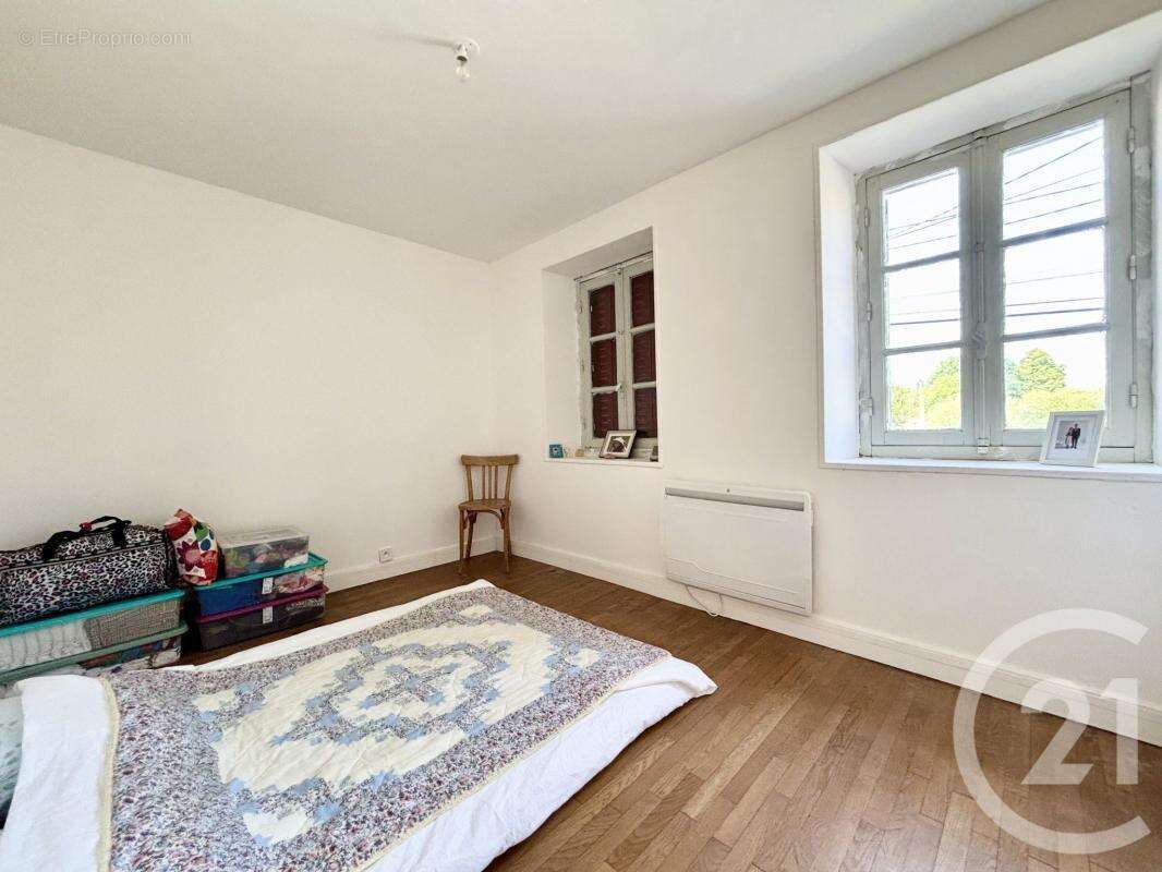 Maison à SAINT-ETIENNE-DE-FURSAC