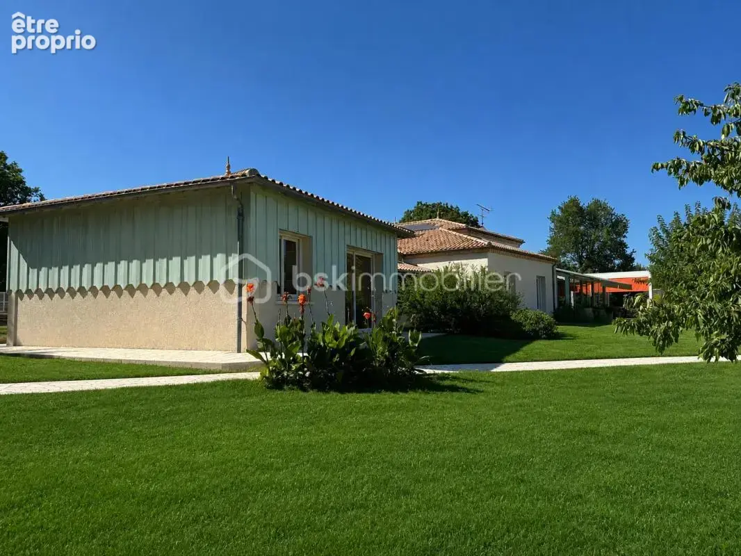Découvrez la sérénité dans une spacieuse propriété avec piscine, à proximité des commodités ! - photo 3