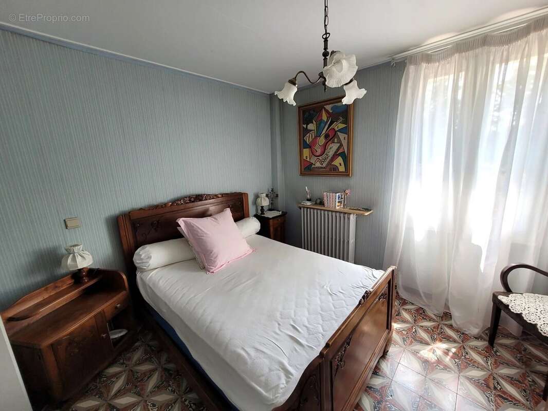 Maison à SAINT-JULIEN-LES-ROSIERS