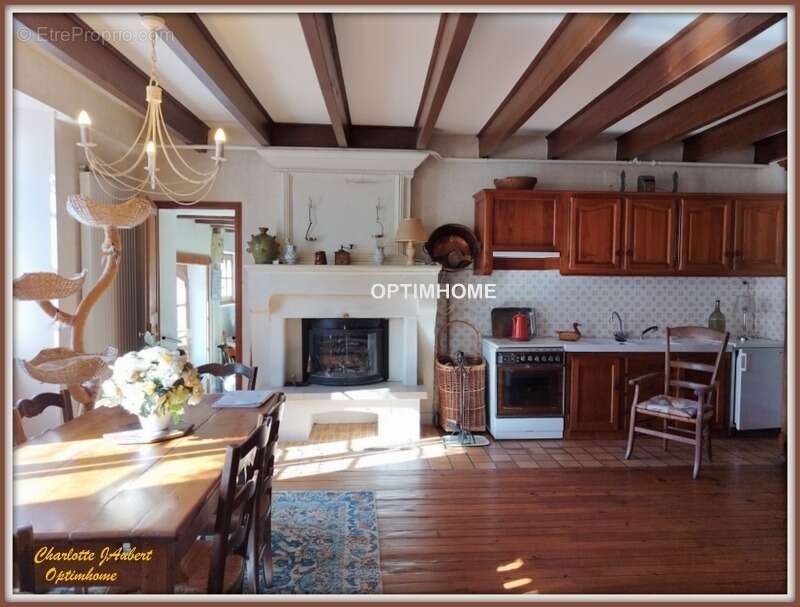 Maison à MONTMOREAU-SAINT-CYBARD