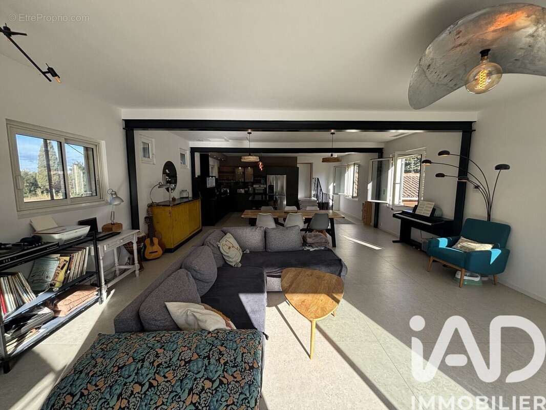 Maison 233 m² à Miramas  - photo 3
