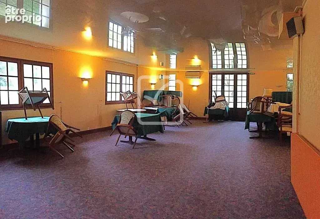 Propriété avec vaste demeure de 1200 m2, tennis, héliport au coeur d’un parc arboré - photo 4