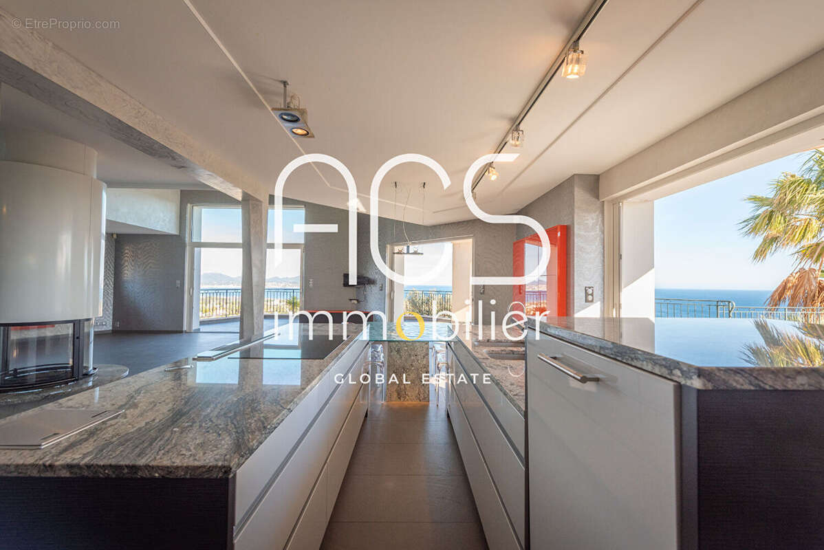A vendre à Saint-Aygulf - Propriété avec vue mer panoramique, 200m2, piscine, studio, garage 4 voitures - photo 9