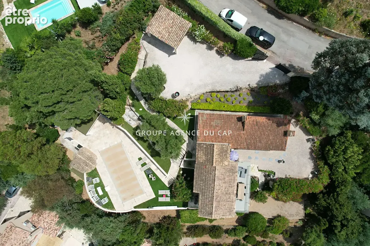 À vendre villa de 150 m² 5 pièces avec une jolie vue mer sur le golfe de saint-tropez et les collines, avec piscine et parking,  - photo 3