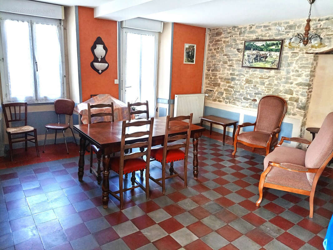 Maison à LA CHAPELLE-GLAIN