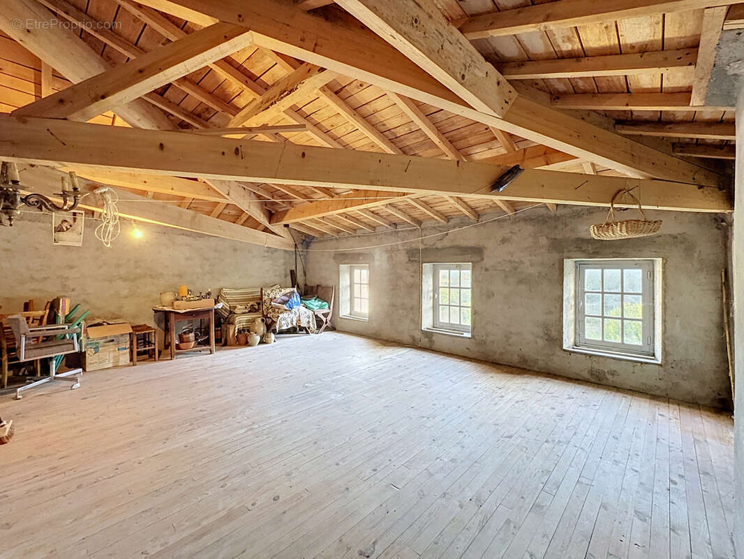 30MN CLERMONT SUD - Maison avec dépendances et terrain - photo 12