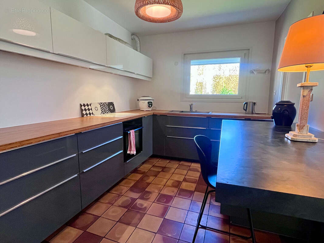 Maison 173m2 avec piscine - 5 chambres - 2 garages - terrain 2000 m2 - VEYRAS - photo 11