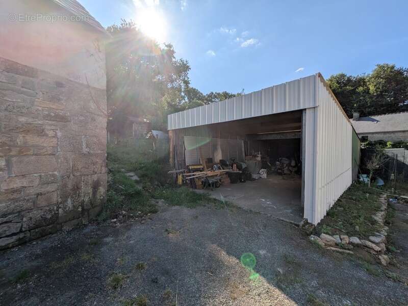 Séglien en campagne longère en pierre rénovée avec vie de plain pied de 243m², garage, atelier et dépendance parcelle de 7125m² - photo 23