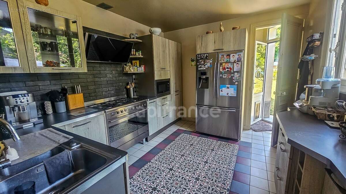 Plein centre ville d' ETAMPES (91) propriété à vendre 13 pièces, avec grand garage, 2 dépendances et terrain clos de 997 m² - photo 15