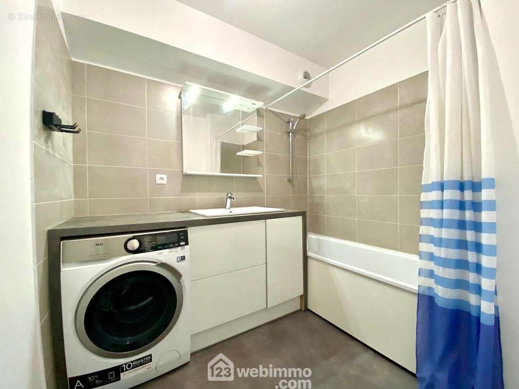 Voici la salle de bains - Appartement à RIS-ORANGIS