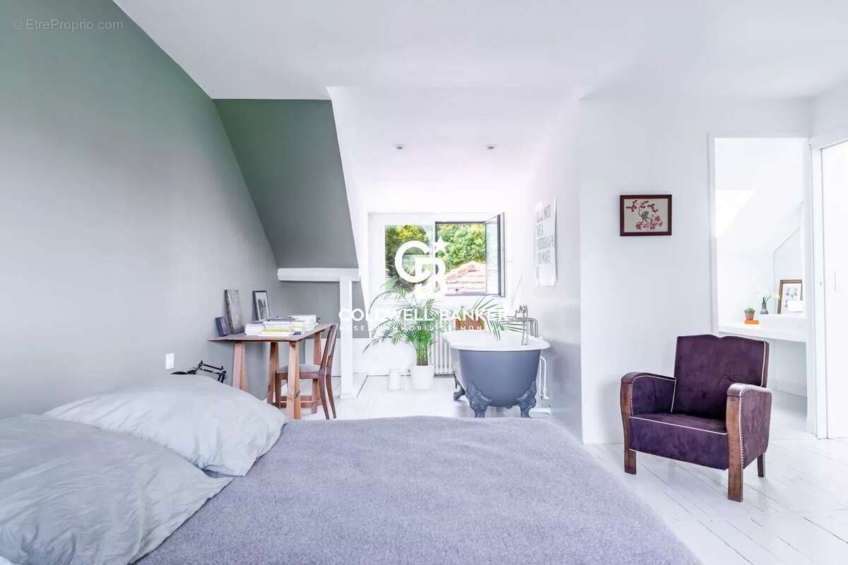 Maison à MARNES-LA-COQUETTE