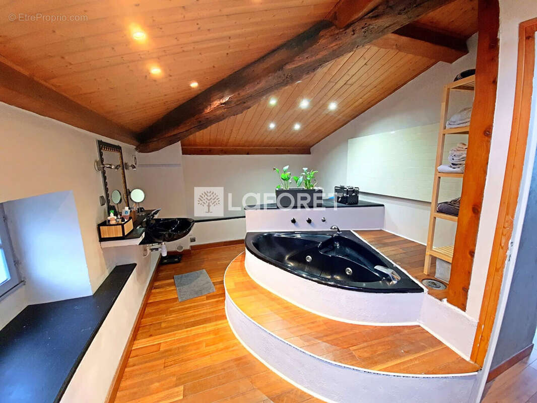 Appartement à SAINT-JEAN-BONNEFONDS