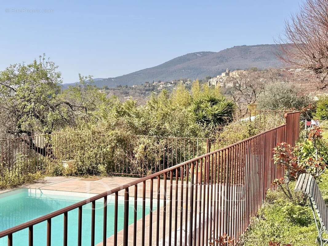 Maison à CHATEAUNEUF-GRASSE