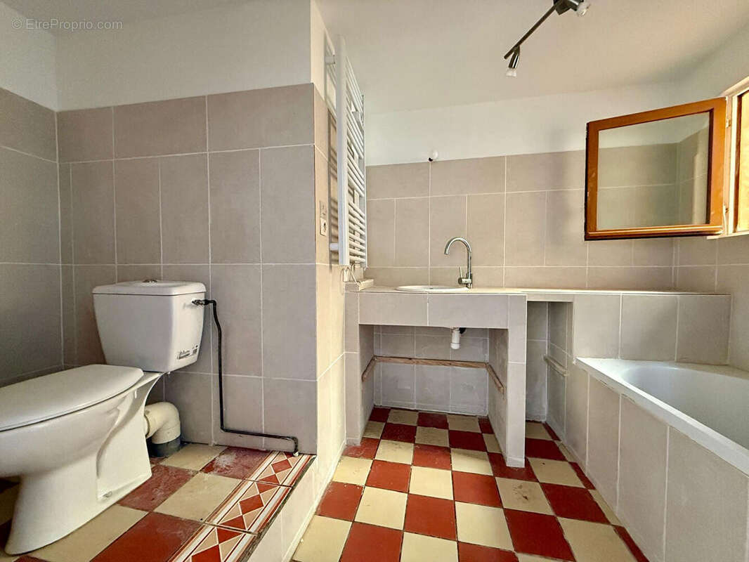 Appartement à BAGNOLS-SUR-CEZE