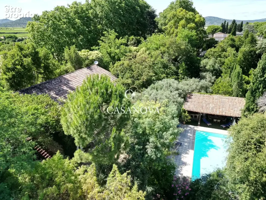 Aux abords de PEZENAS, derrière ses murs de pierre, se dévoile une propriété de caractère du XVIIIe siècle nichée dans un écrin  - photo 4