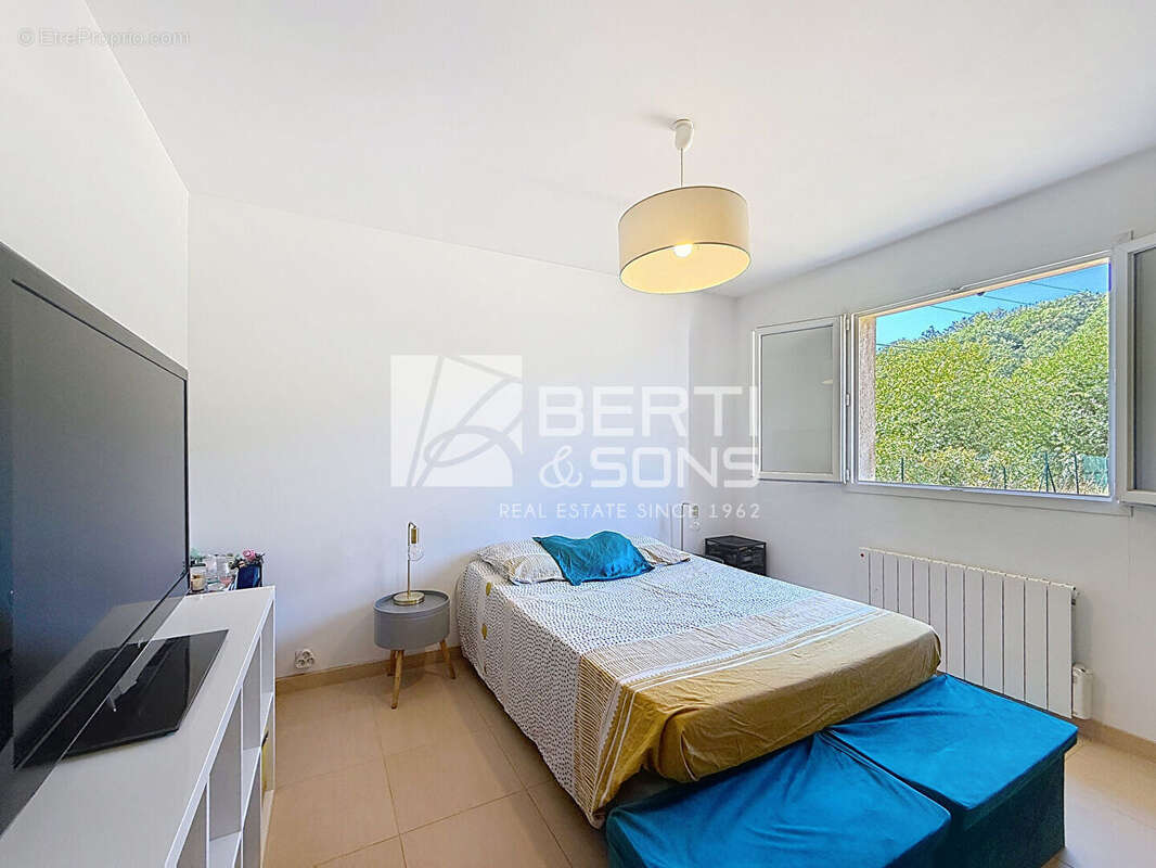 Maison à CHATEAUNEUF-GRASSE