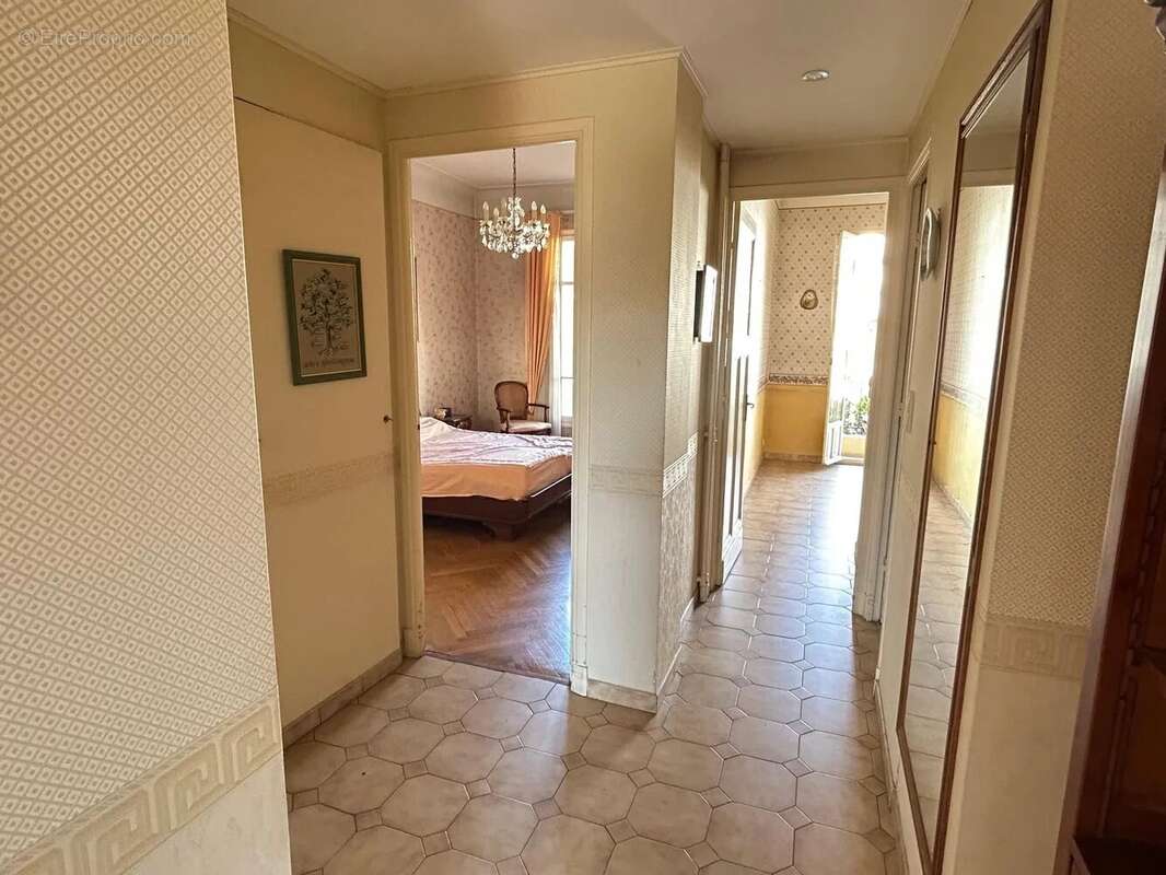 Liberation a 100m de la place - f3 78m² balcons - photo 9