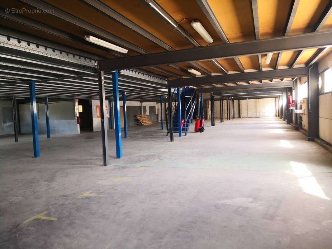 A vendre la Farlède local d'activité de 1900 m2 sur 2250 m2 de terrain - photo 3
