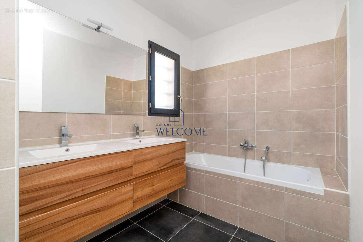 Maison 93 m² à Remoulins  - photo 7