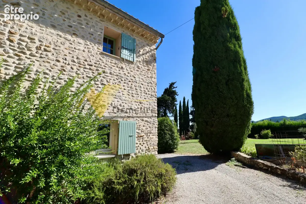 En Provence proche de Vaison la Romaine Mas  de caractère sur grand  terrain arboré  avec piscine. - photo 4