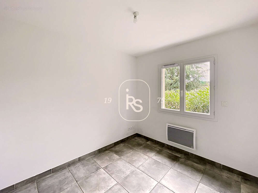 Une lumineuse villa de plain-pied récente de 80 m2 avec 559 m2 de jardin avec 3 chambres. - photo 9