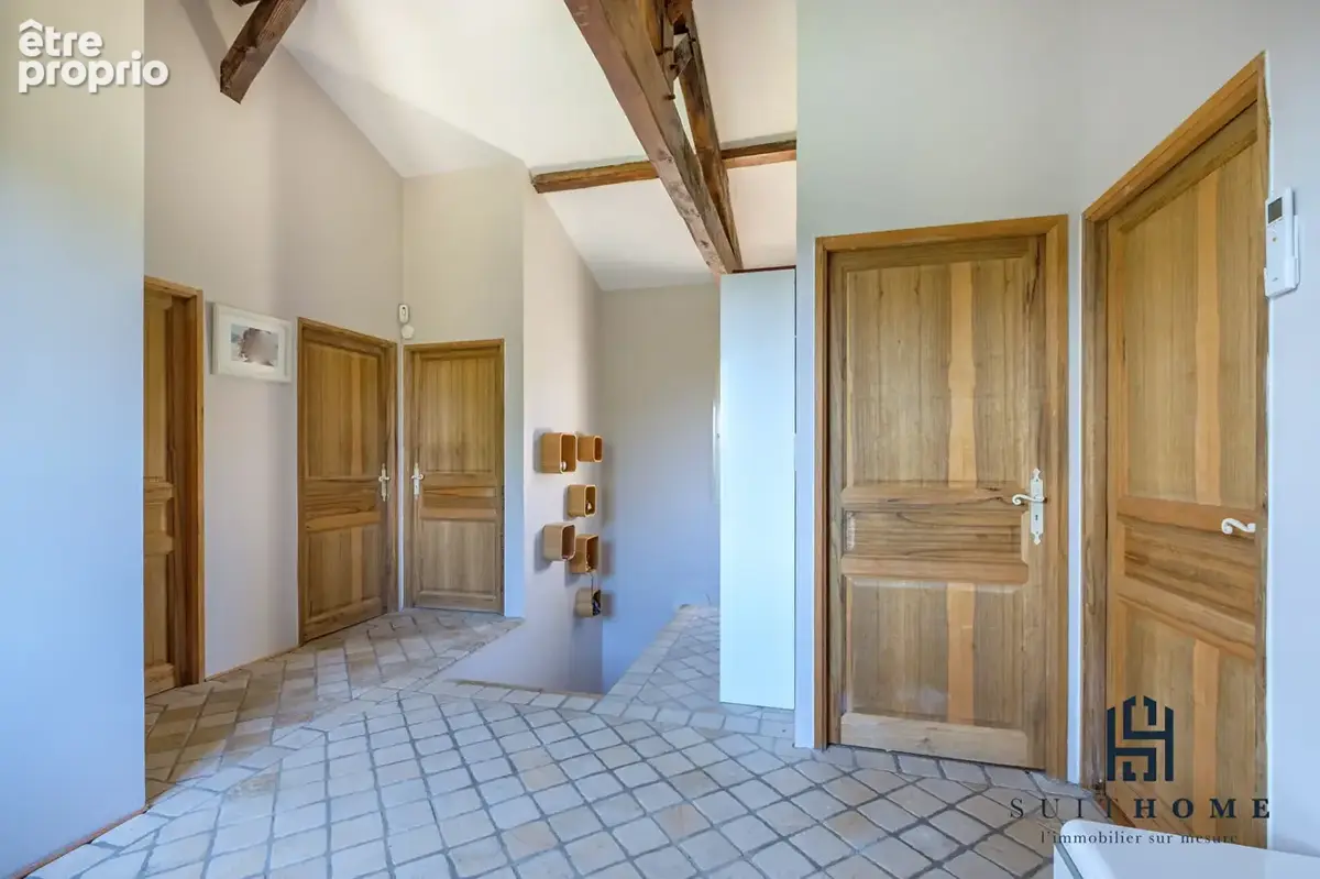 A vendre maison 175 m²  à Saint Romain Au Mont D Or, piscine et terrain clos et arboré - photo 15