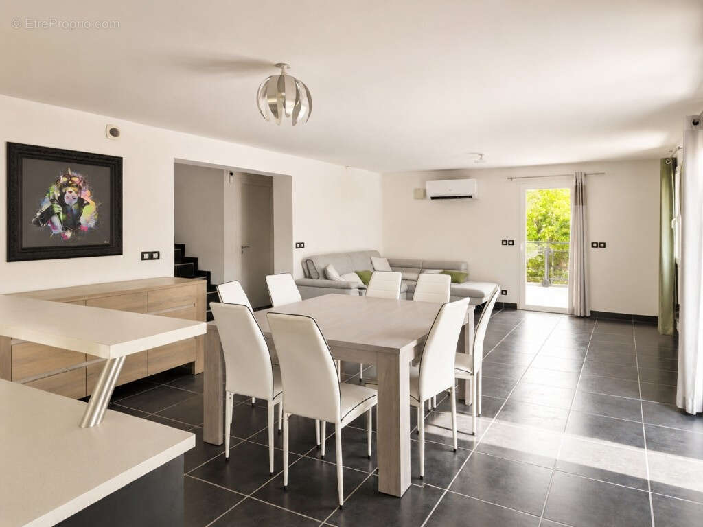 Maison familiale contemporaine de 170 m2 avec piscine, garage et grand sous-sol sur 900 m2 - photo 9