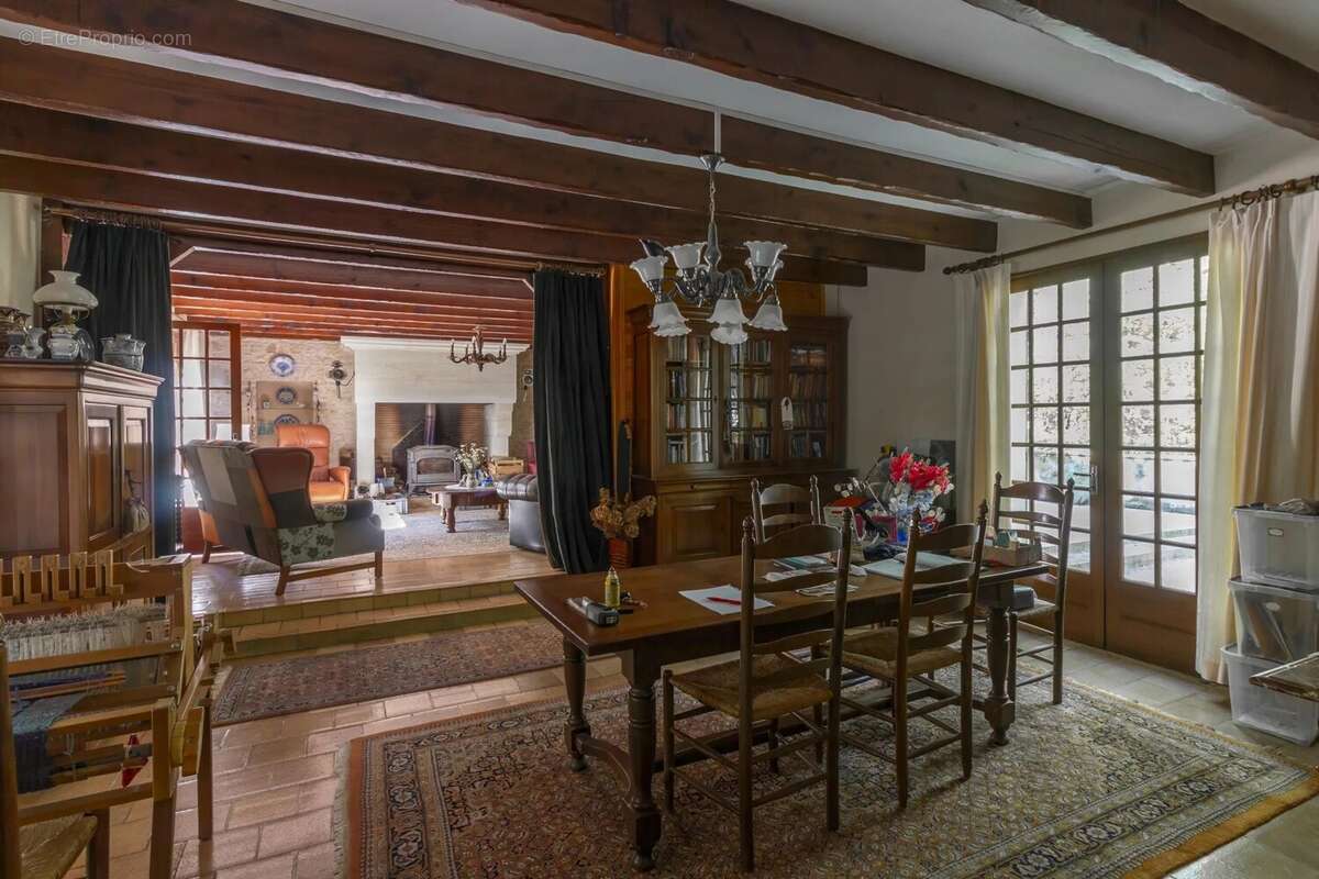 Maison spacieuse avec piscine, grandes dépendances et terrain - photo 5