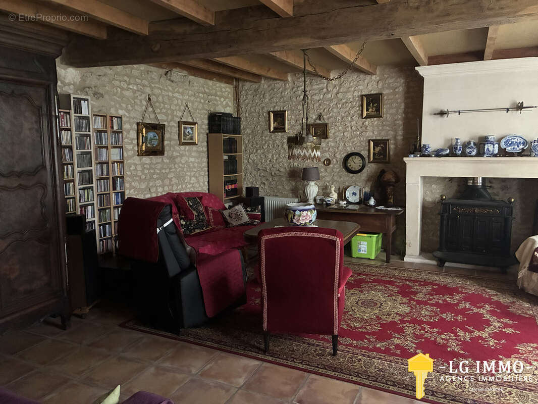 Belle maison familiale de 315 m2,  4 chambres, terrain 8000 m2, dependances - photo 4