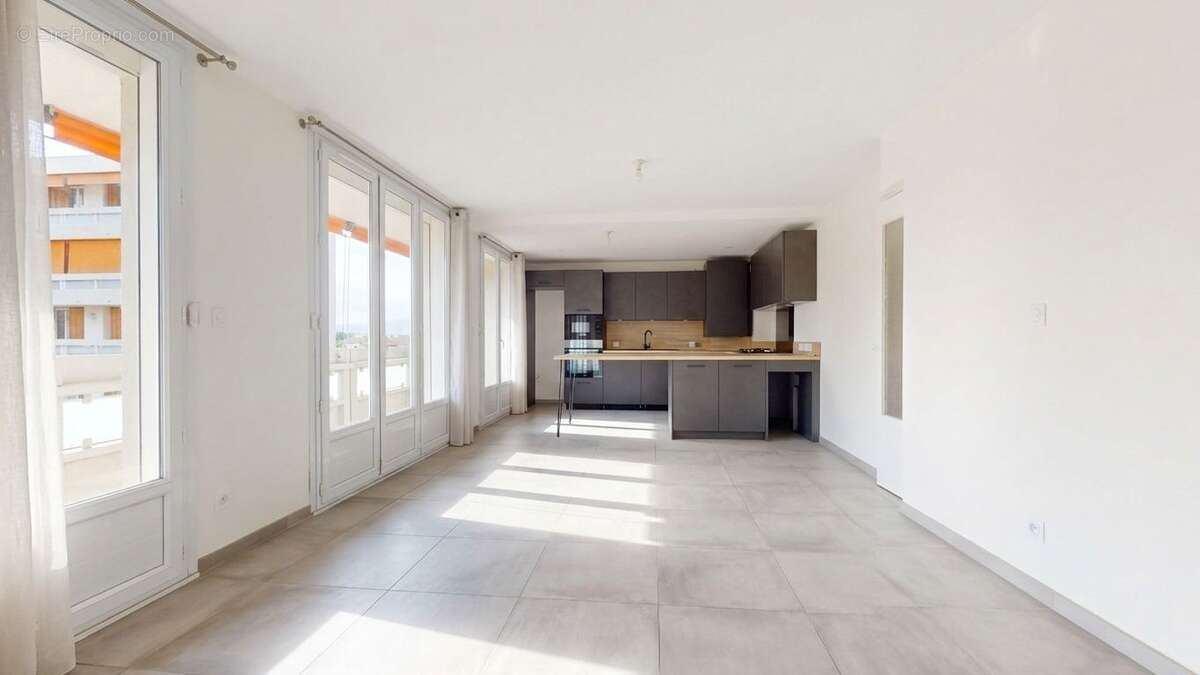 Appartement T4 rénové avec balcon – Résidence calme et sécurisée - photo 2
