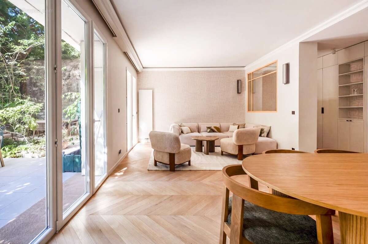 Appartement à PARIS-16E