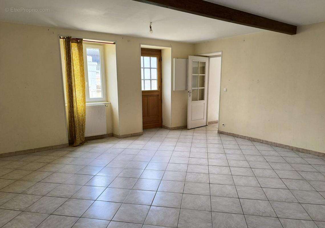 Maison de village, 5 pièces, dépendances et grand terrain  Valdelaume (79) - photo 4
