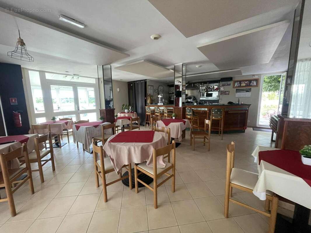 Photo 3 - Commerce à MONTIERCHAUME