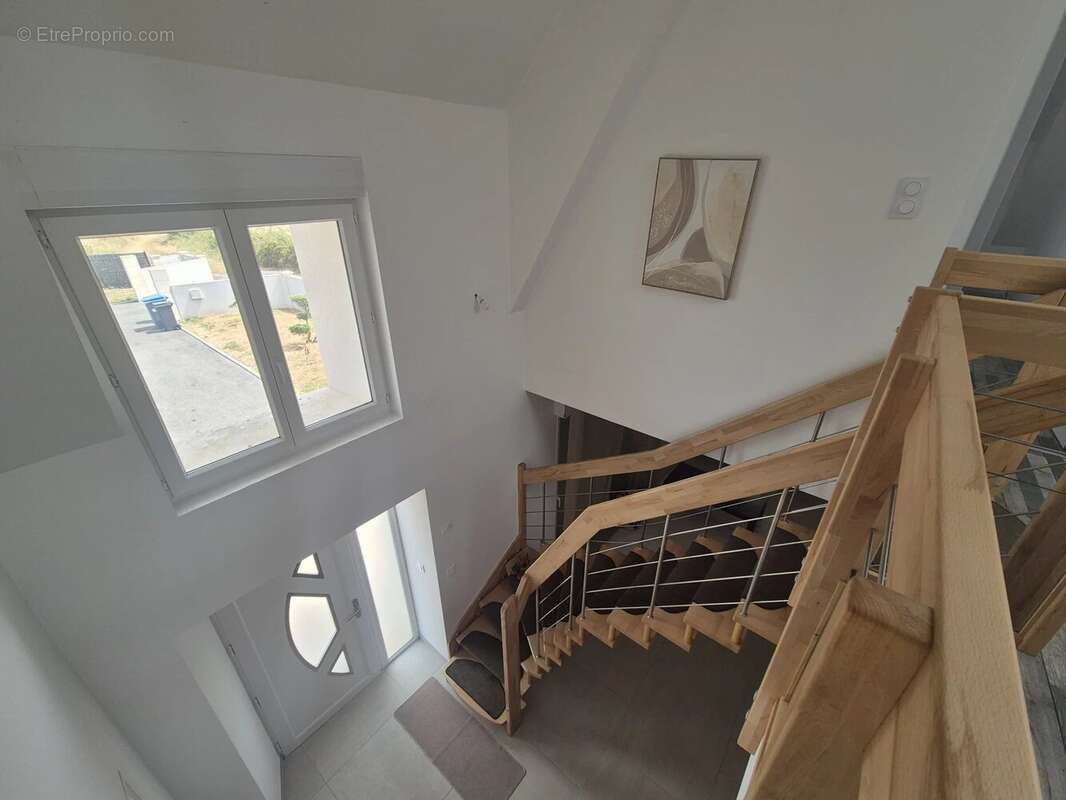 Laval maison en pierre de 168 m2 entierement renovee- 4 chambres dont une suite parentale au rdc sur un terrain de 12000 m2 - photo 2