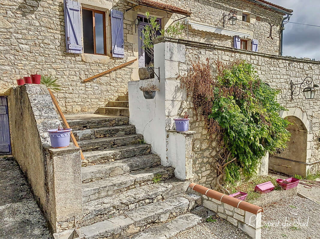 Accès vers 1ef etage - Maison à CONCOTS