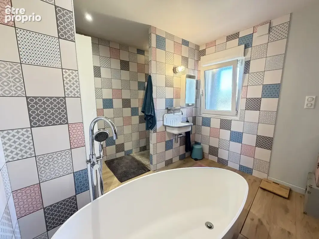 Maison de caractère rénovée -- 183 m2 -- beaux volumes, suite parentale et jardin avec espace détente - photo 7